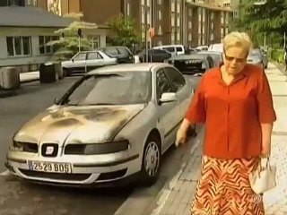 Terroristas callejeros queman un autobús tras desalojar a los viajeros