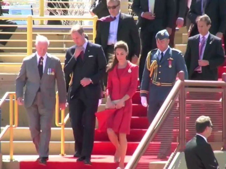 Kate Middleton kündigt die Olympischen Spiele mit ihrer Halskette mit drei Ringen bei Besuch in der National Portrait Gallery an