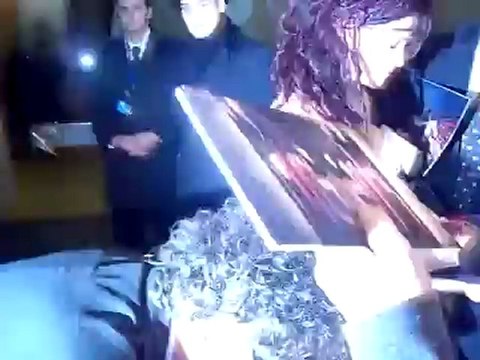 Тим Бертон дает автографы после премьеры Алисы в стране чудес в Лондоне