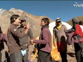 El Conquistador del Aconcagua 2011- Las chicas se ponen a ligar en el campamento de Confluencia