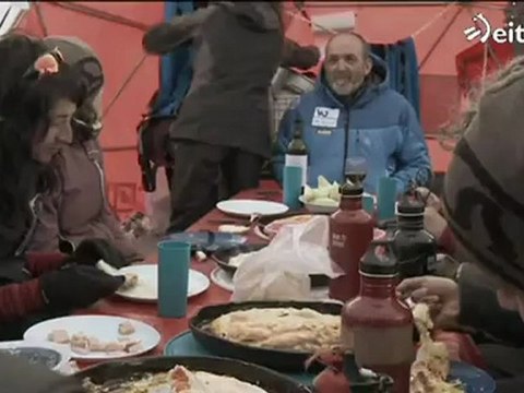 El Conquistador del Aconcagua 2011- Juanito Oiarzabal y Mikel Goñi preparan la cena