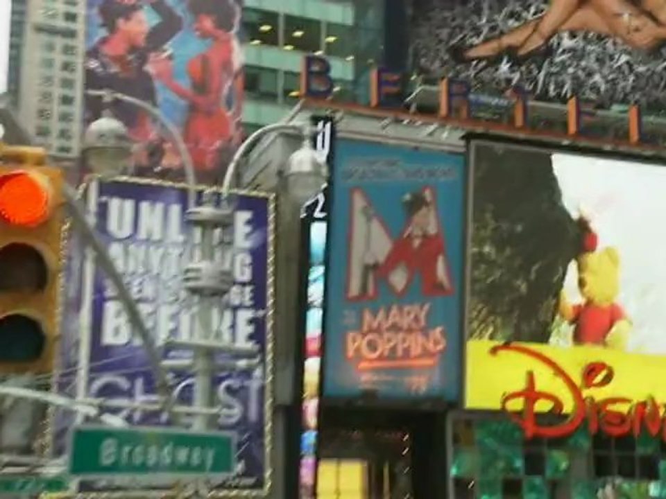 Smiling Heidi Klum talks Project Runway