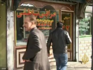 طهران تخفض قيمة عملتها