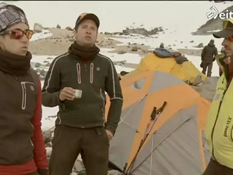 El Conquistador del Aconcagua 2011- Juanito Oiarzabal decide el último duelo