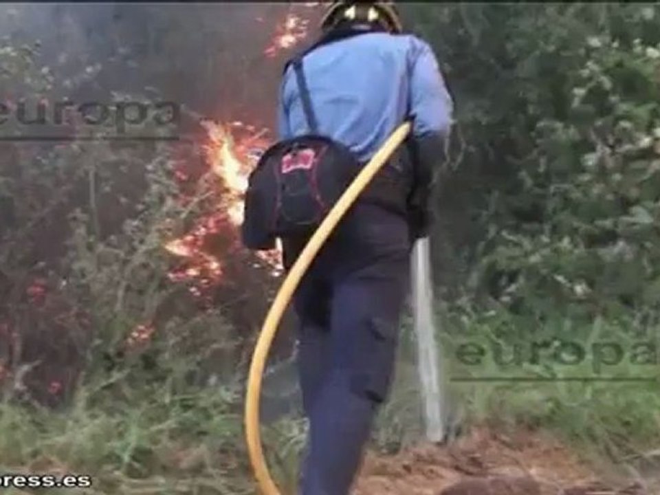 Continúa activo el incendio de Sant Feliu Sasserra