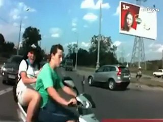 Motorlu Rus gençler ölümden döndü
