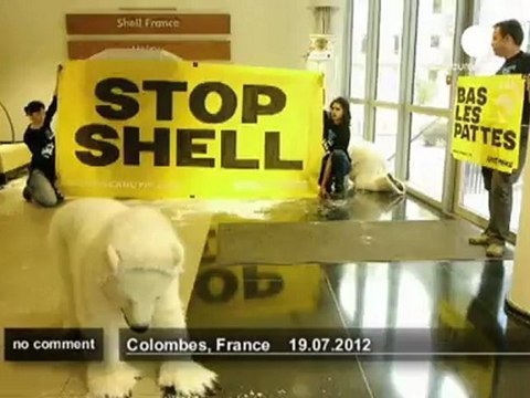 Polar bears occupy Shell headquarters - no comment
