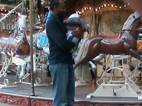 La poetesse Nathy Ebriet la cour du Sacré Coeur Paris