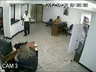 Cámara de seguridad registra el momento en que es arrojada la granada en sede de IMAU en Maracaibo