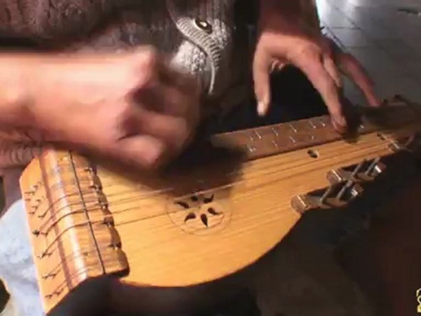 La Cithare Hongroise ou Citera Instrument traditionnel Hongrois à Mulhouse  - Vidéo Dailymotion