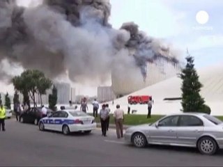 Las llamas devoran un emblemático edificio de Azebaiyán