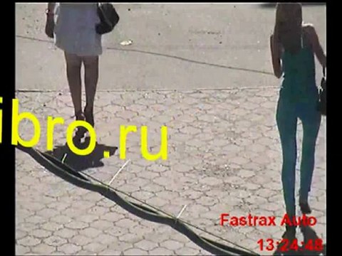 Пьяная девушка на каблуках.