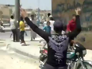 فري برس الطبقة اطلاق نار على المتظاهرين  20 7 2012 ALrakka