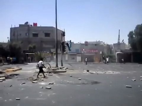 Syria فري برس دمشق إغلاق استراد درعا بالمحروقات و رفع علم الإستقلال 2012 7 16 Damascus