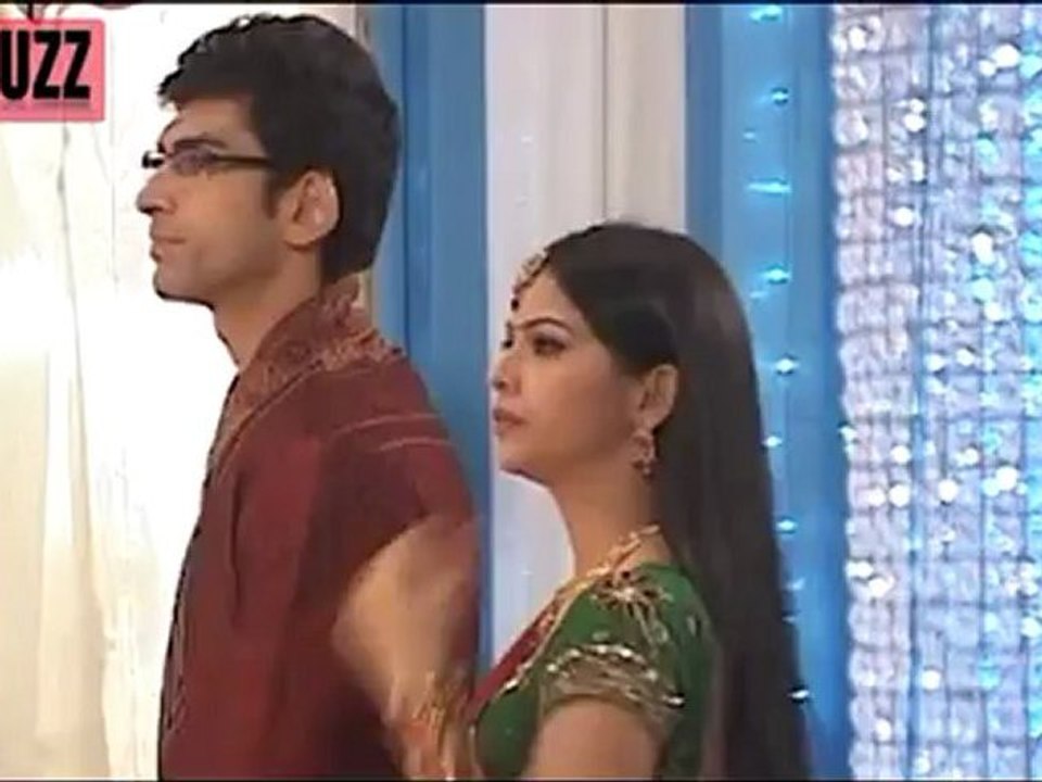 Arnav SAYS HAPPY BIRTHDAY to Khushi FINALLY in Iss Pyaar Ko Kya Naam Doon 18th July 2012