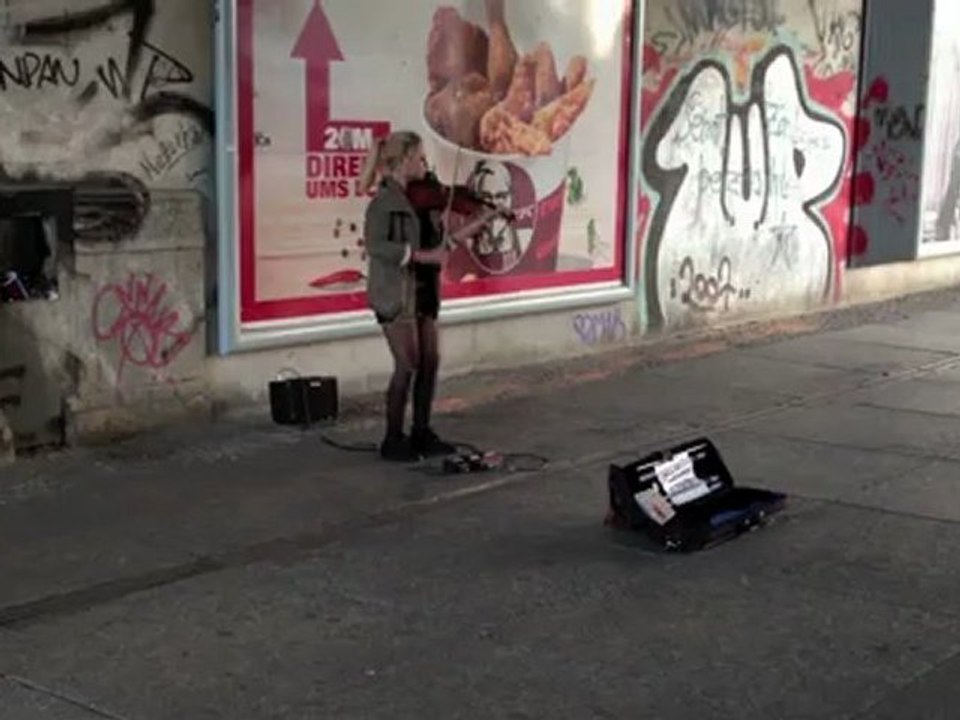 Strassenmusikerin - Berlin Alexanderplatz