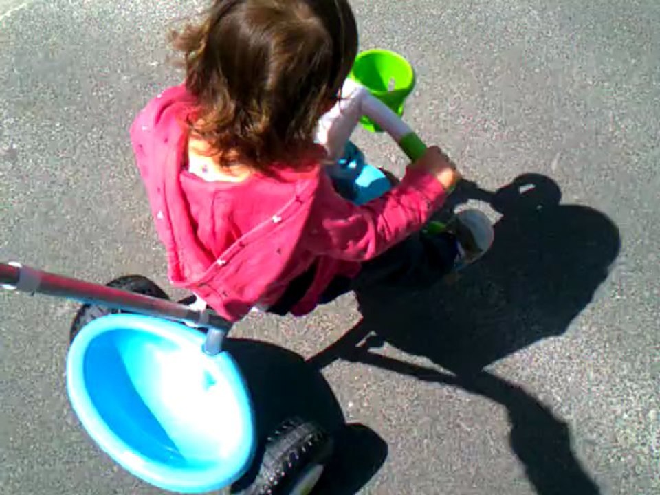 Premiers coups de pédale d'Elsa