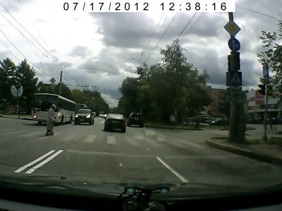 Russie : il aide une vieille dame à traverser la route