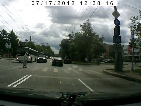 Russie : il aide une vieille dame à traverser la route