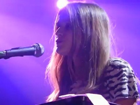 Maeva Méline 4décembre lors de son showcase / La dernière couche
