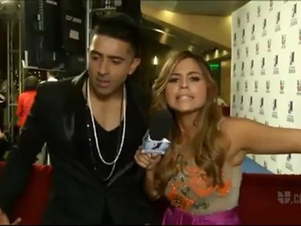 Paola Pedroza backstage con Jay Sean