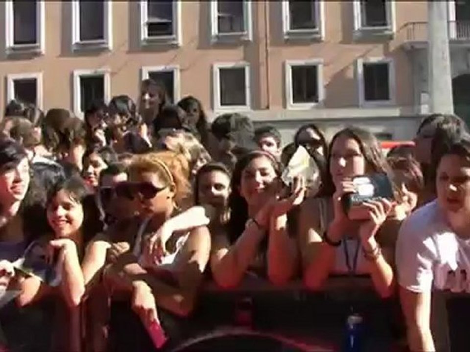 Robert Pattinson will lick the pages of "50 Shades of Grey"