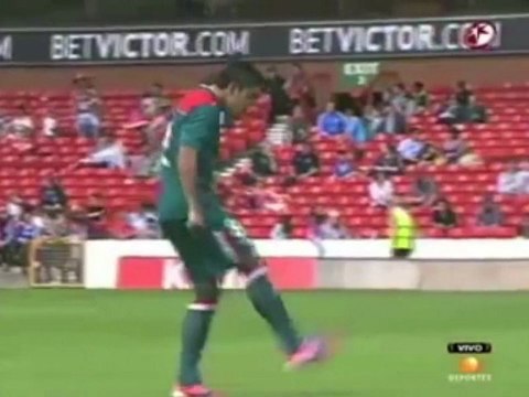 Quand Marco Fabián imite Ibrahimovic et Özil !