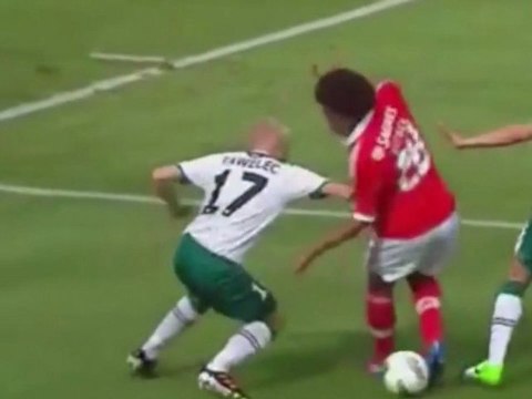 Axel Witsel humilie deux joueurs d'un superbe geste technique !