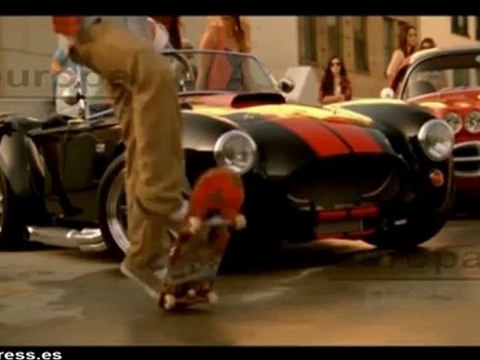 Bieber muestra la portada de su nuevo libro