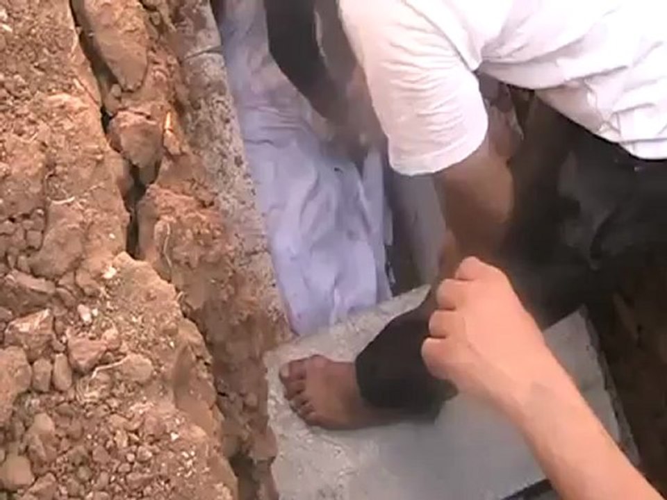 Syria فري برس  درعا دفن الشهيد بلال العبود والتوعد للثائر 21 7 2012  ج1 Daraa