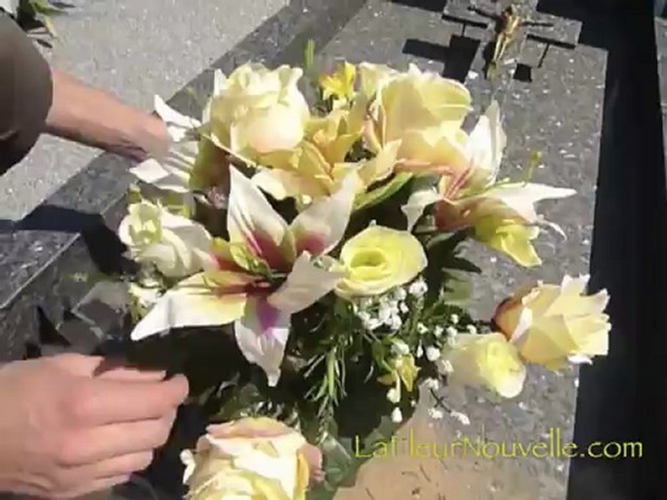 Décoration d'une pierre tombale avec des fleurs artificielles