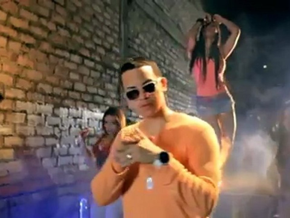 J Alvarez - Siempre Anda En La De Ella (Official Music Video) HD
