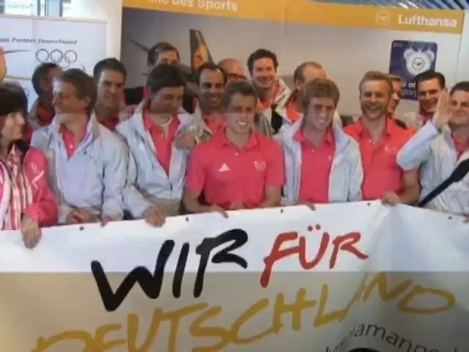 Deutsche Hockeynationalmannschaft bricht mit ihrem Trainer nach London auf