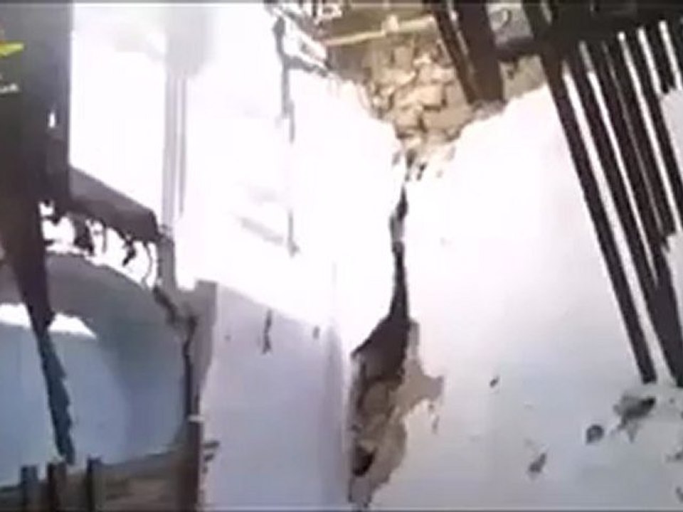 Syria فري برس حمص حي جورة الشياح المحاصر أحد منازل المدنيين المدمر جراء القصف العنيف على الحي 23 7 2012 Homs