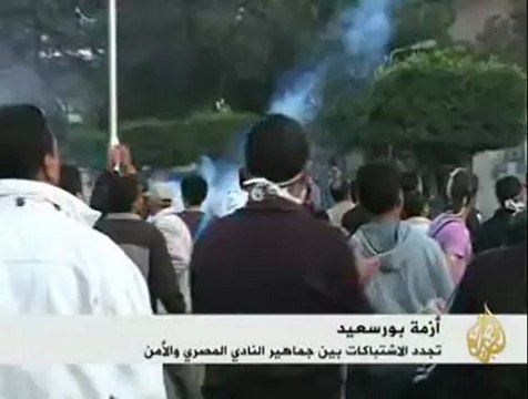 تجدد الاشتباكات بين جماهير النادي المصري والأمن