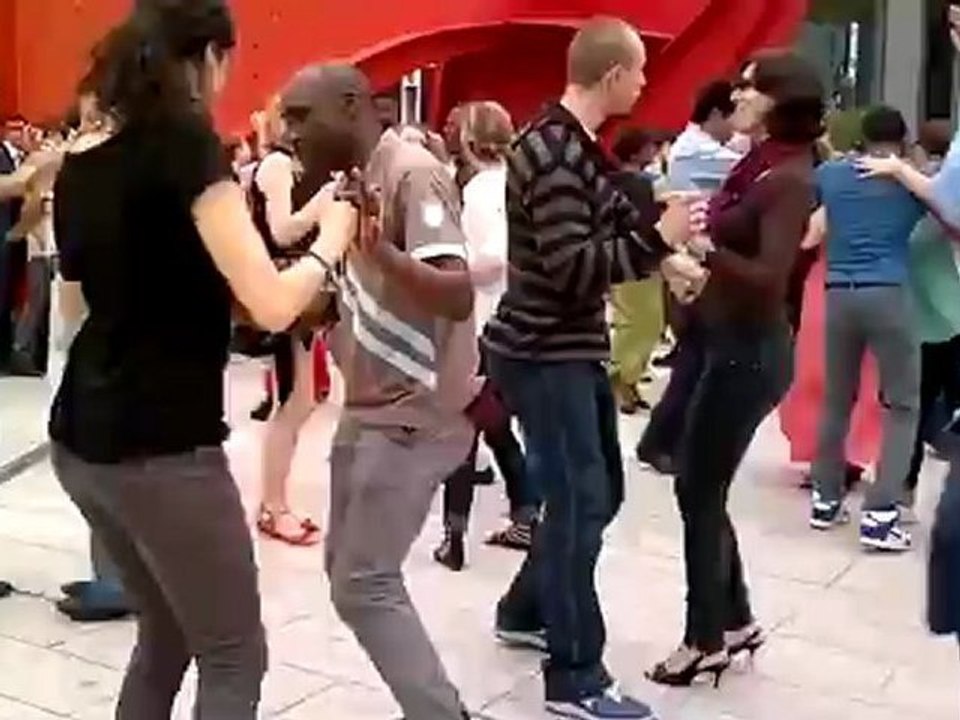 la Salsa à la Défense -été 2012, statue Calder Miro,par chatswing