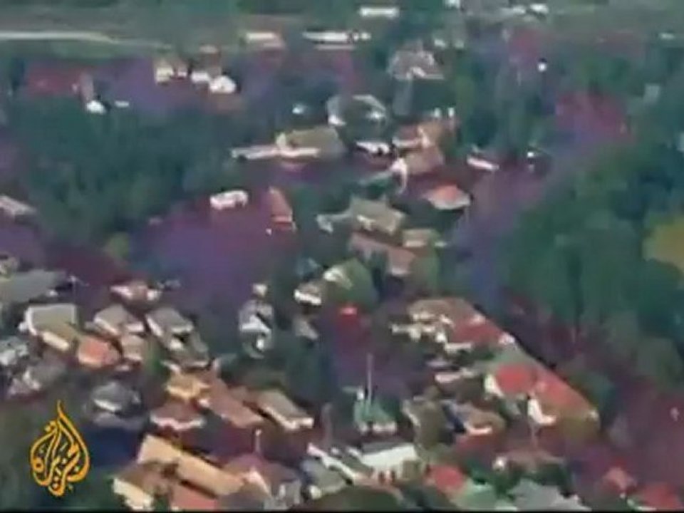 Hungary struggles to stem toxic sludge