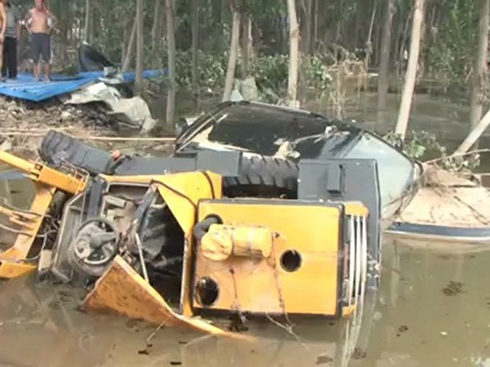 Chinese residents left with flood cleanup damage