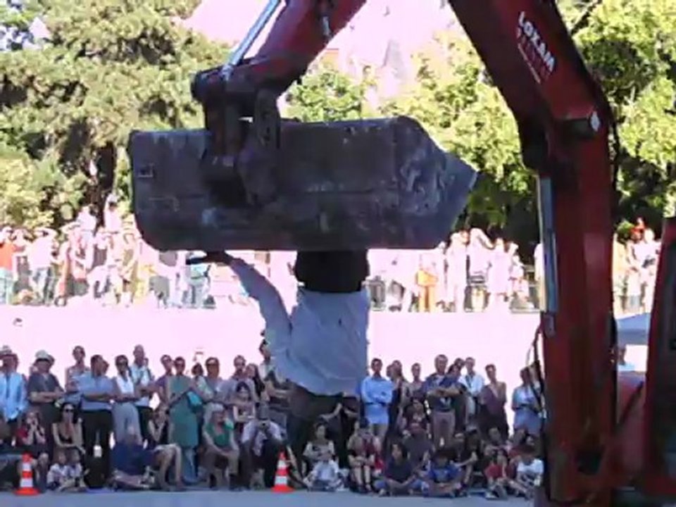 BEAU GESTE Dance with Machine "La soumission"