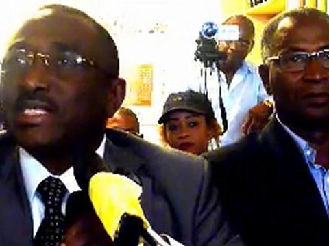 SIDYA TOURE (UFR), en compagnie de BAH OURY (UFDG), et BAIDI ARIBOT (AFAG), rencontrent les guinéens de France