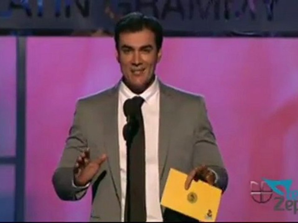 David Zepeda @davidzepeda1 presentando premio Canción del Año LG