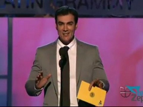 David Zepeda @davidzepeda1 presentando premio Canción del Año LG