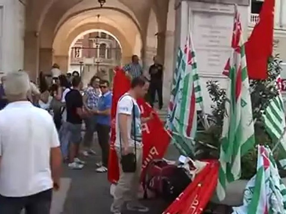 sindacati in piazza contro la spending review