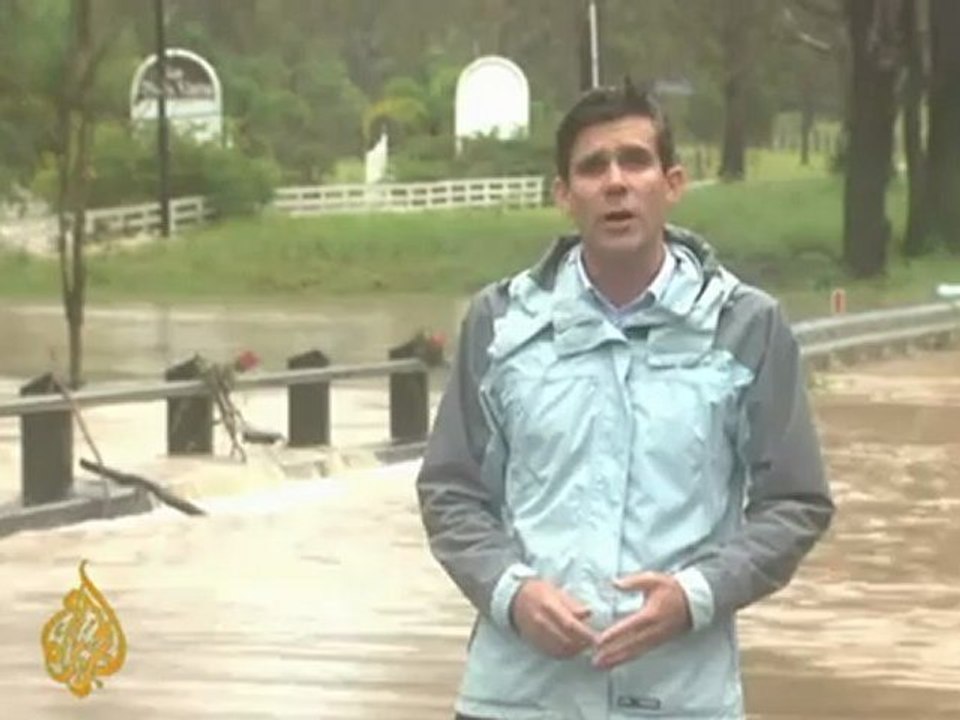 Thousands flee Brisbane flooding