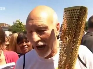 Ο Πάτρικ Στιούαρτ και η Ολυμπιακή Φλόγα