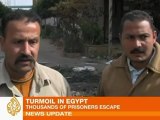 Thousands escape Egypt prisons