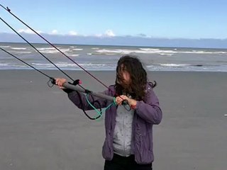 mamaille fait du mountainboard a Quend