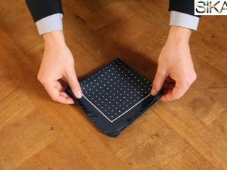 Plier une pochette pour costume - cravate : faire un pli en pointe