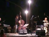 Ambiance Jazzy sur la Place Marcou de Carcassonne, avec Life Trio, en concert le 23 juillet 2012 :