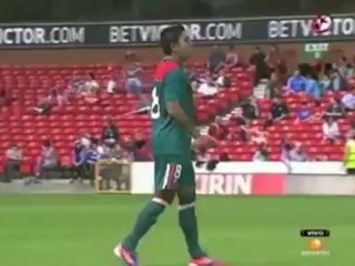 Marco Fabián imita a Ibrahimovic y Mesut Özil